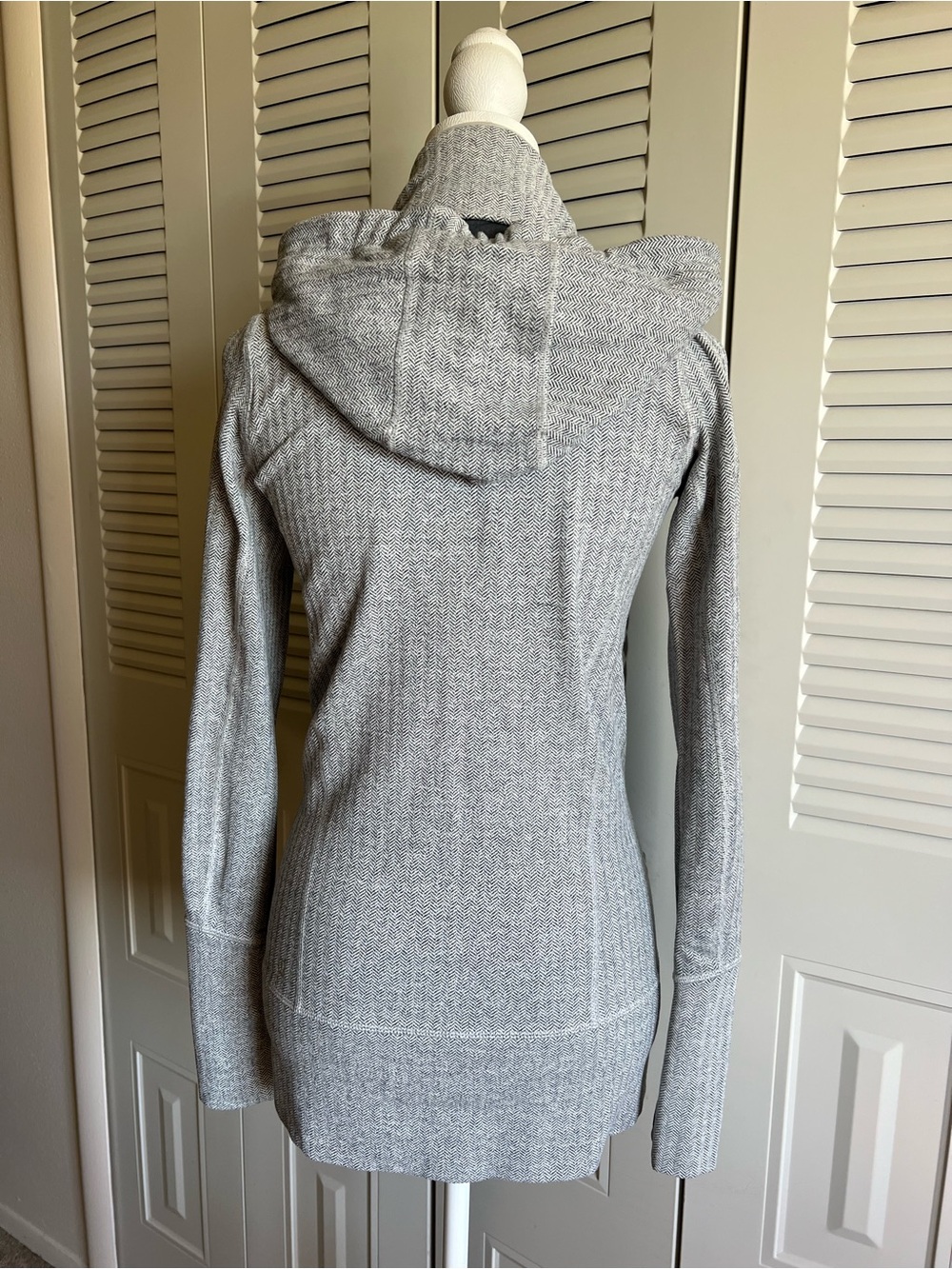 Lululemon Women’s Stride Jacket - Like New - Gray & White - Size 2 - Picture 4 of 7